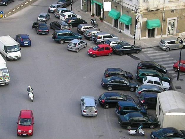 Auto in doppia fila