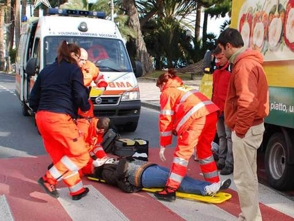 Donna investita sulle sctisce pedonali